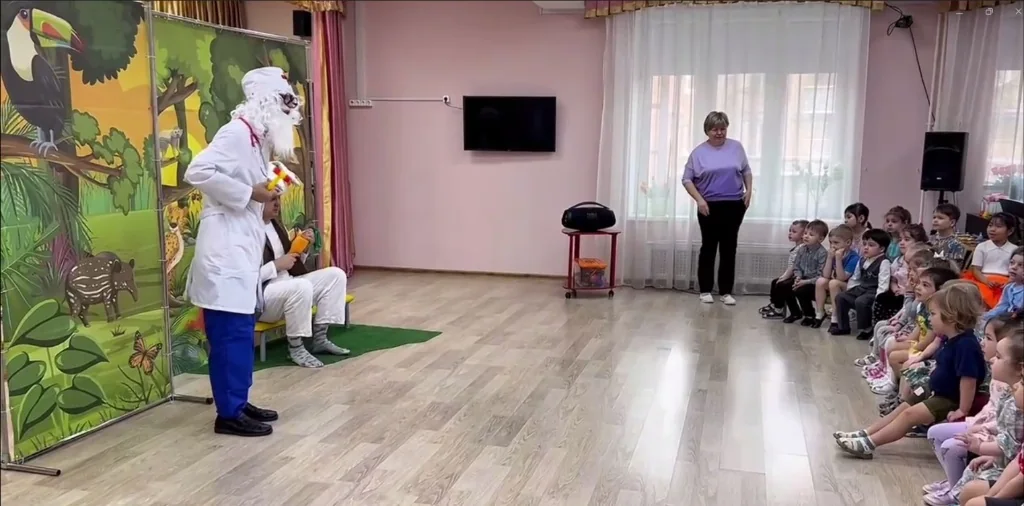 Дети смотрят камерный спектакль Айболит
